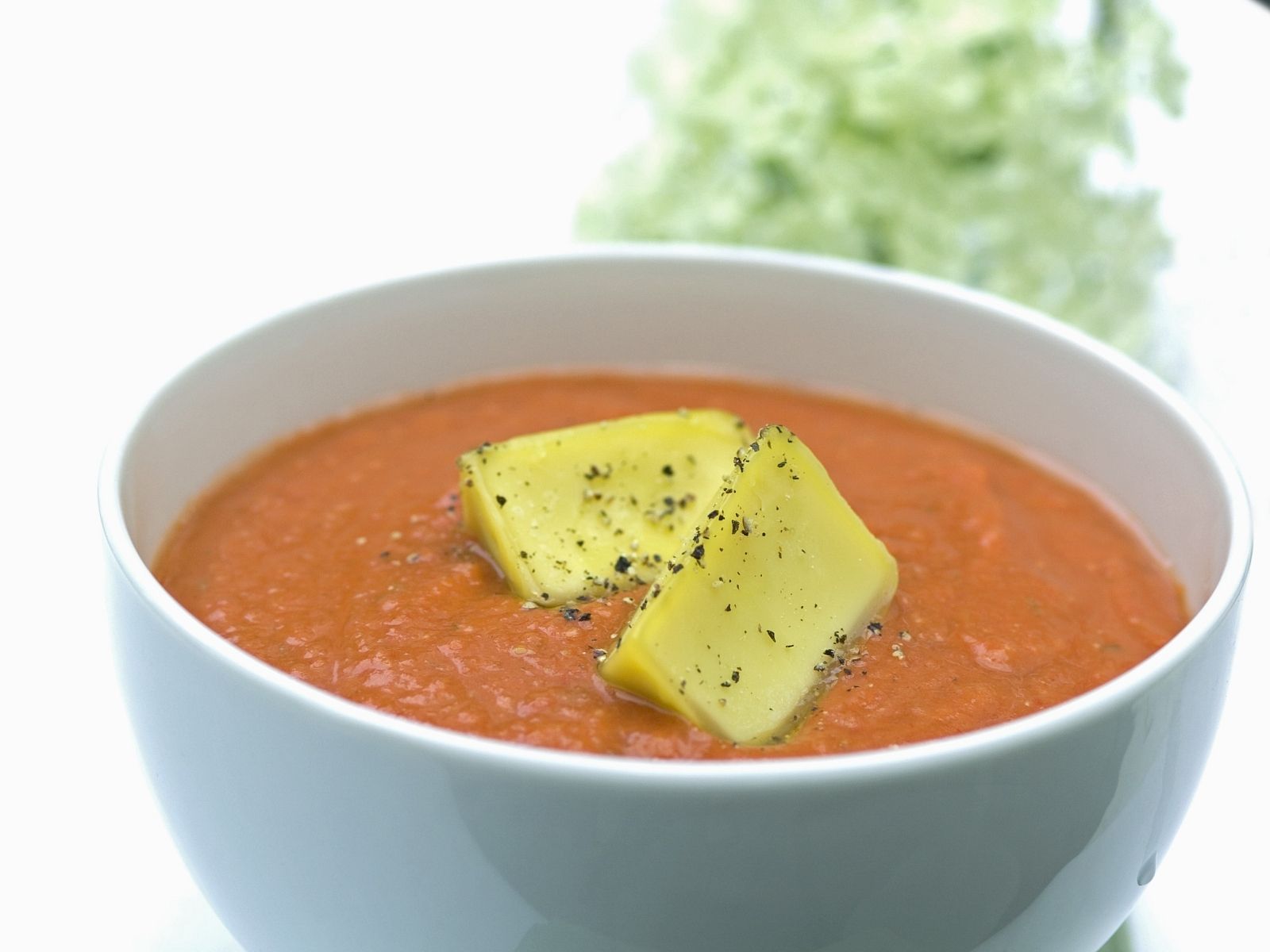 Gazpacho andaluz con cubitos de aceite de oliva congelado