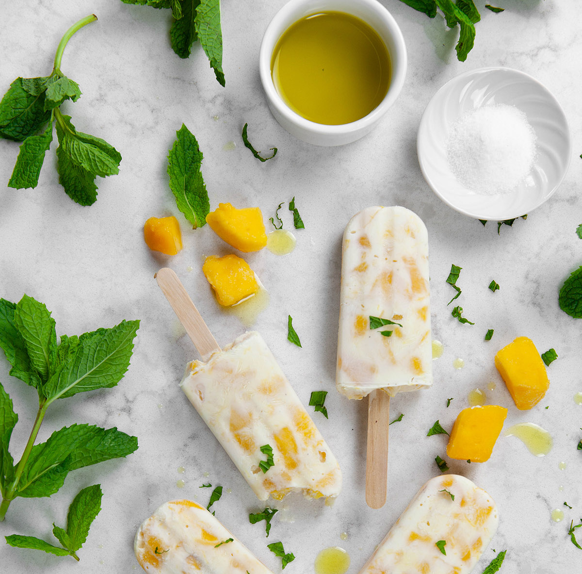 Polos de yogur helado con aceite de oliva y mango