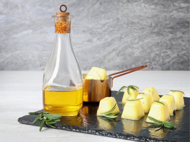 hierbas aromáticas con aceite de oliva virgen extra